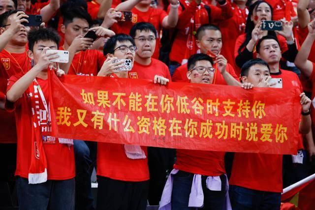 续约双刀军团！官方：谢菲联主帅怀尔德续约至2028年夏